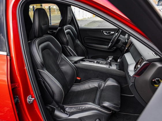 Volvo XC 60 cena 125900 przebieg: 133628, rok produkcji 2018 z Recz małe 781